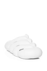 AZALEA WANG RUMBLE RUBBER FLAT SANDAL IN WHITE