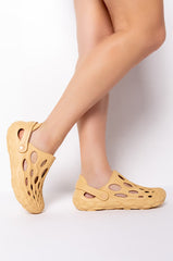 FLAT SLIP ON IN TAUPE