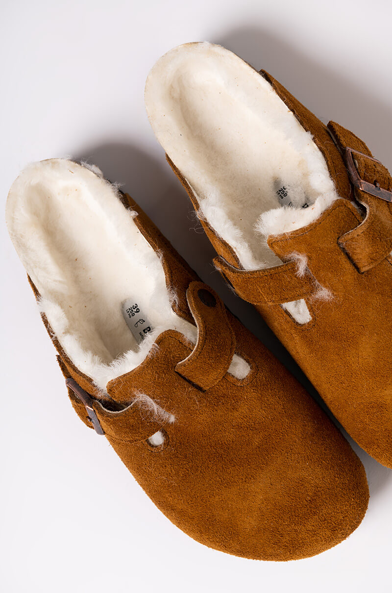 BIRKENSTOCK BOSTON SHEARLING SANDAL IN TAN
