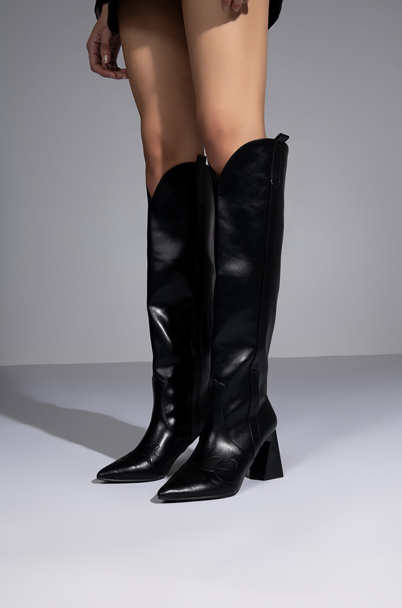 POSTED BLACK KNEE HIGH BOOT