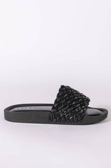 TWISTED LOVE FLAT SANDAL IN BLACK